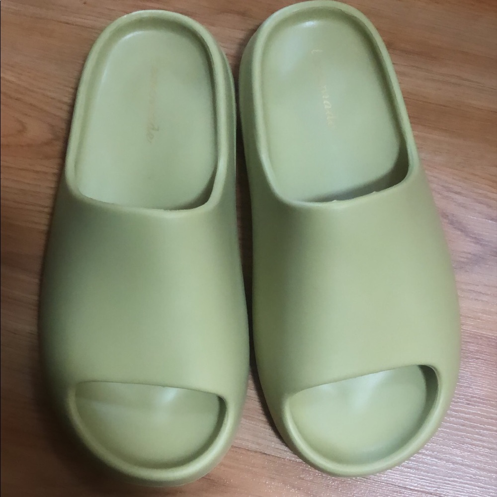 Rubber desert slides size 9